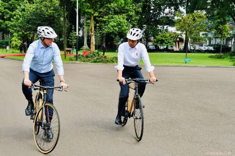 Indonesian Designer s Bamboo Bike Presented as Diplomatic Gift to Australian PM