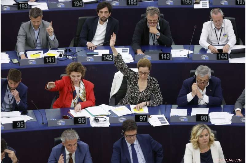 EU Parliament Approves 2035 Ban on Combustion‑Engine Cars, Aims to Cut Greenhouse Gases 55% by 2030