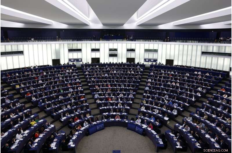 EU Parliament Approves 2035 Ban on Combustion‑Engine Cars, Aims to Cut Greenhouse Gases 55% by 2030