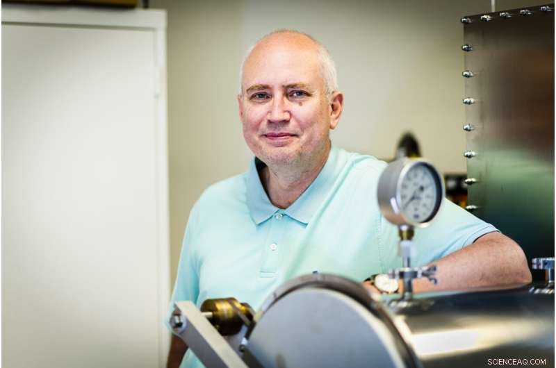 Understanding Energy Flow in Organic Solar Cells: A New Study