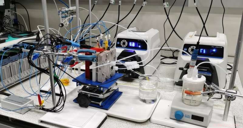 Revolutionary Dual-Membrane Battery Design for Low-Cost, Long-Term Energy Storage