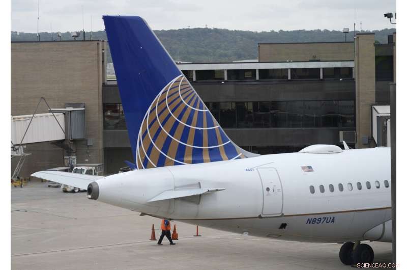 United Airlines Reports First-Quarter Loss, Forecasts Second-Quarter Profitability