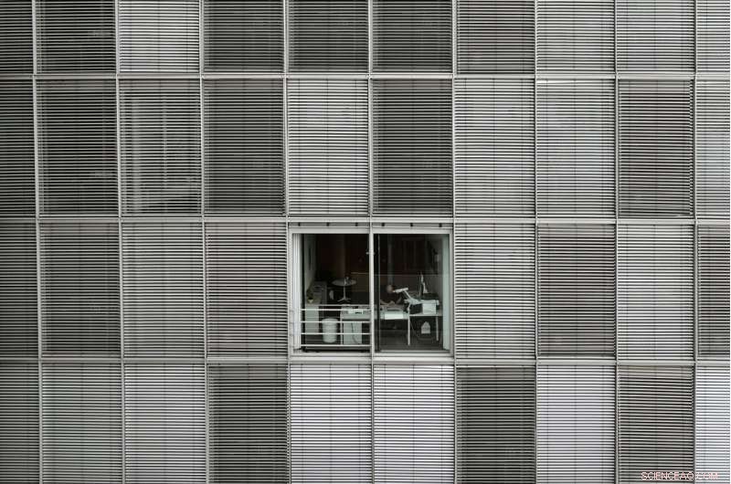 Samuel de Vries  Advanced Computational Model Enhances Office Comfort by Optimizing Shading Systems