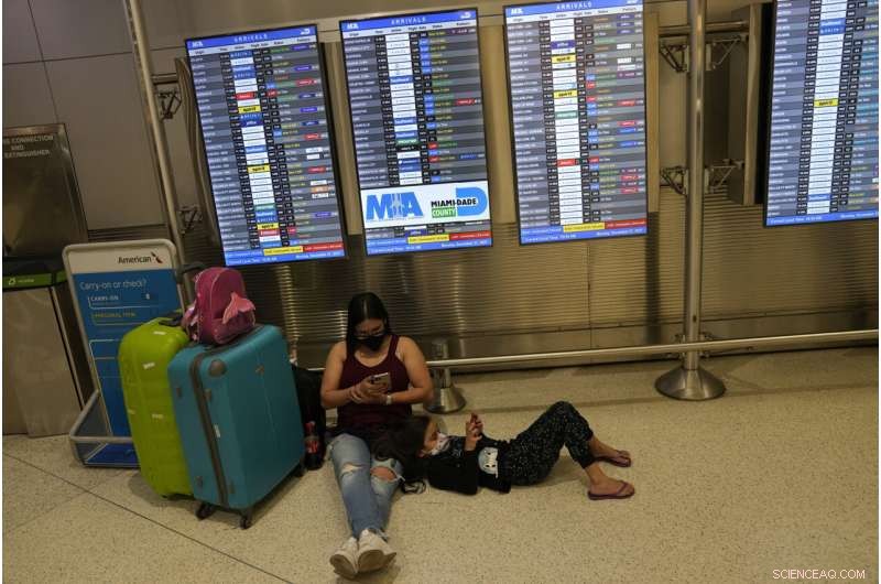 Holiday Travel Chaos: Omicron Surge and Winter Storms Cause Fourth Day of Flight Cancellations
