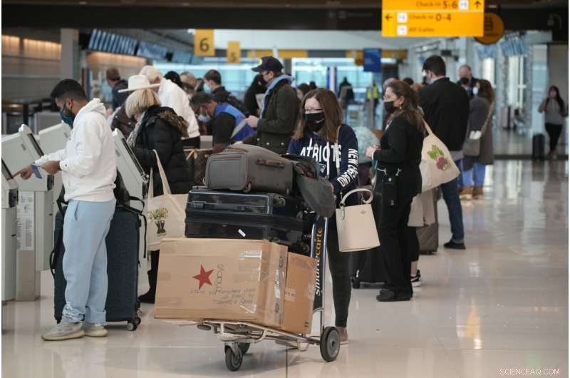 Holiday Travel Chaos: Omicron Surge and Winter Storms Cause Fourth Day of Flight Cancellations