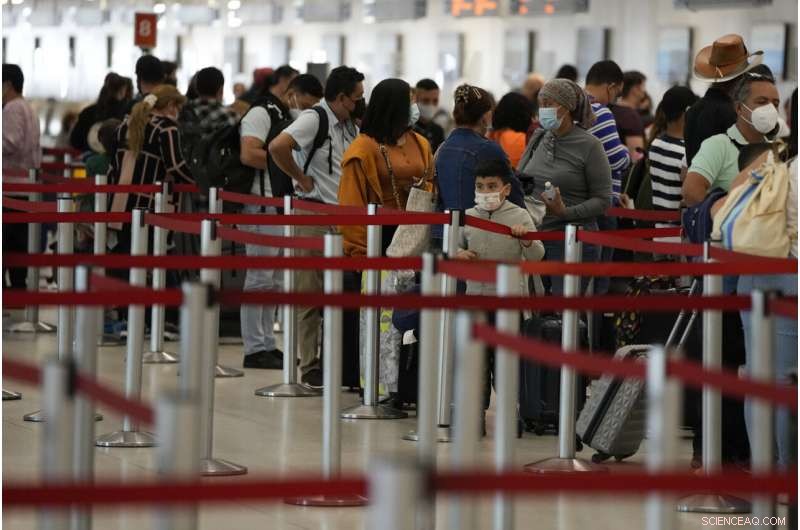 Holiday Travel Chaos: Omicron Surge and Winter Storms Cause Fourth Day of Flight Cancellations