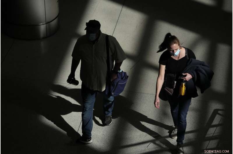 Holiday Travel Chaos: Omicron Surge and Winter Storms Cause Fourth Day of Flight Cancellations