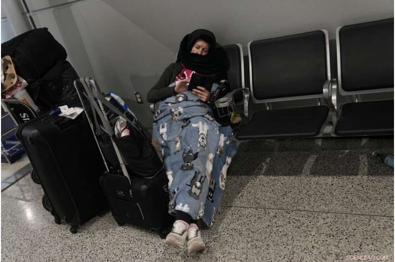 Holiday Travel Chaos: Omicron Surge and Winter Storms Cause Fourth Day of Flight Cancellations