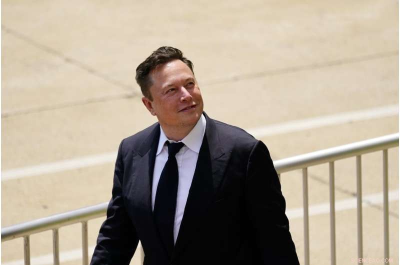 Experts: Elon Musk Sells More Tesla Shares Than Needed for Taxes