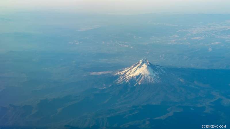 Alaska Airlines Flight Evacuated After Passenger s Cellphone Catches Fire on Landing in Seattle