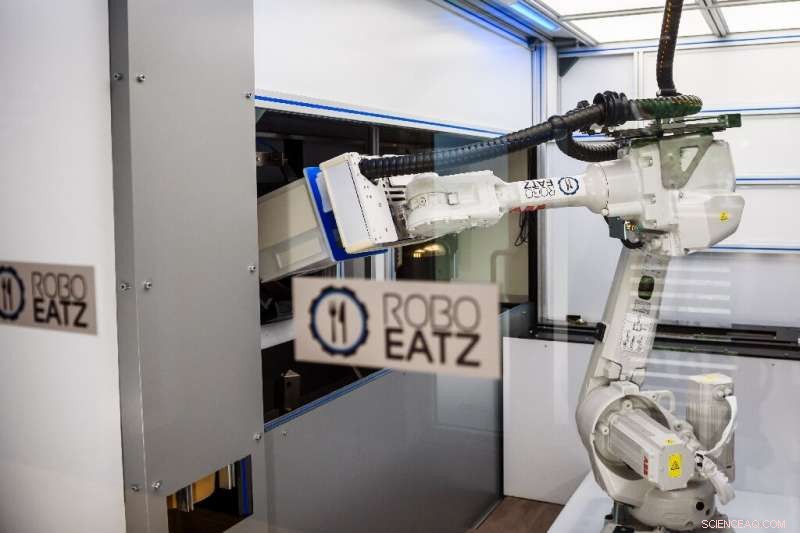 Riga s Roboeatz Cafe: Robotic Arm Prepares Fresh Meals in 5 Minutes