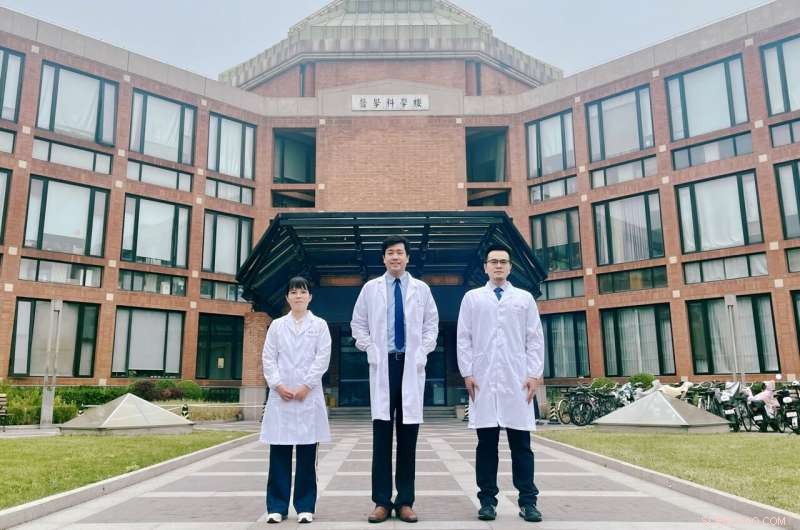 Infected Individuals Emit Signals That Attract Mosquitoes: Study on Dengue and Zika