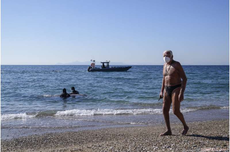 Greece: Rescue Efforts Underway for Stranded Cuvier s Beaked Whale Calf