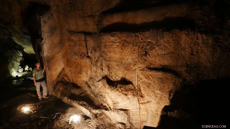 Herod the Great s Bathtubs: The Source of Calcite-Alabaster