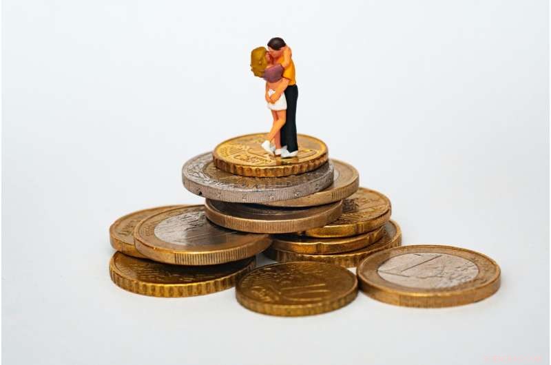 Minimum Wage Hike Linked to Lower Divorce Rates Among Low-Income Americans