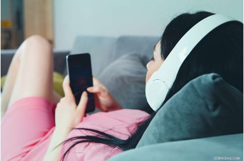 Social Media & Youth: Balancing Screen Time for Positive Peer Relationships