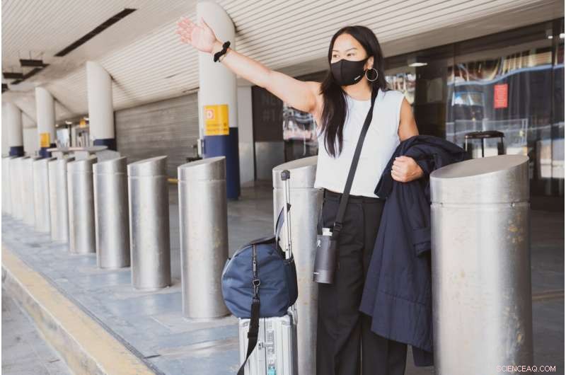 Female Business Travelers Benefit from Early Flight Booking, Study Shows