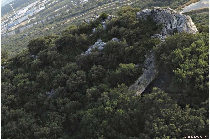 Ancient Cave Discovery Reveals Intermingling of Neanderthals and Early Humans in France