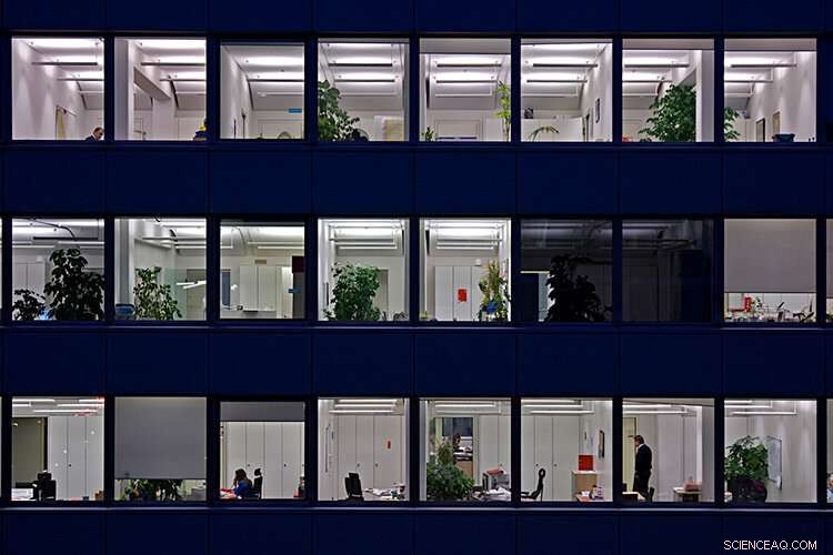 Energy-Efficient Cooling in Offices: Balancing Comfort & Savings