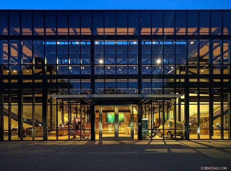 Building Workplace Trust Remotely: Replicating Chance Encounters Online