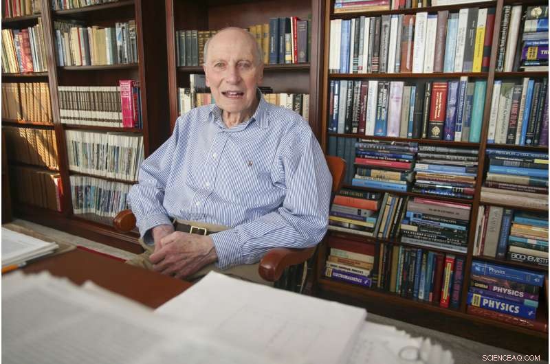 89-Year-Old Man Earns PhD in Physics, Realizing a Lifelong Dream