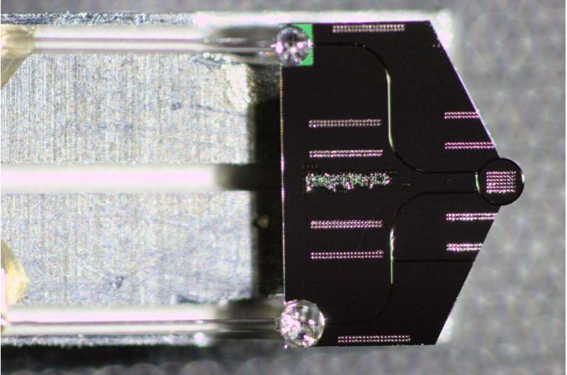 Enhancing Transmission Electron Microscopy with Kerr Solitons