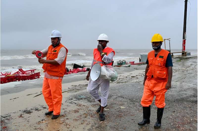 Cyclone Remal Threatens Bangladesh and India: Thousands Evacuated