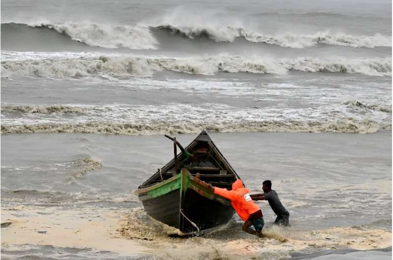 Cyclone Remal Threatens Bangladesh and India: Thousands Evacuated