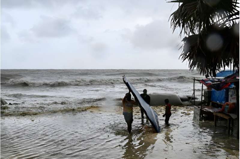 Cyclone Remal Threatens Bangladesh and India: Thousands Evacuated