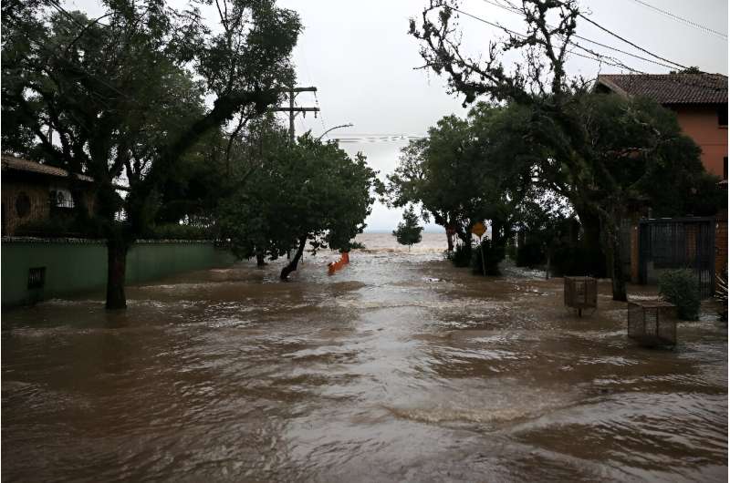 Brazil Floods: South Region Paralyzed, Hundreds of Thousands Displaced