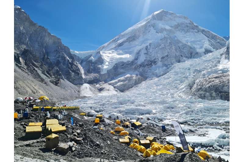 Nepal Limits Everest Climbing Permits Amid Expedition Season