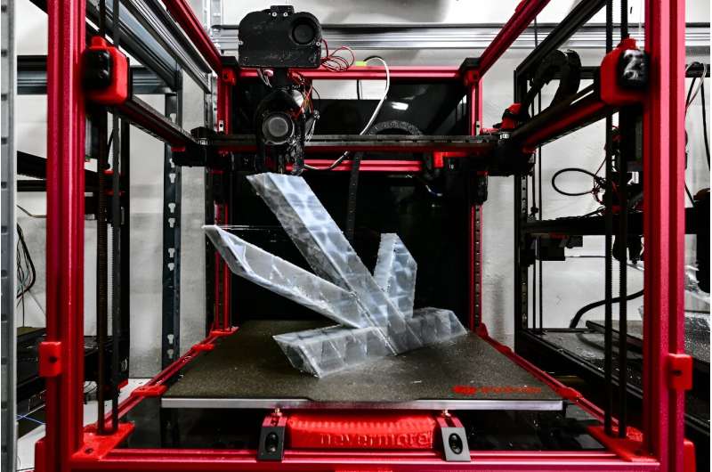 Czech Company 3D-Prints Eiffel Tower from Ocean Waste for Olympics