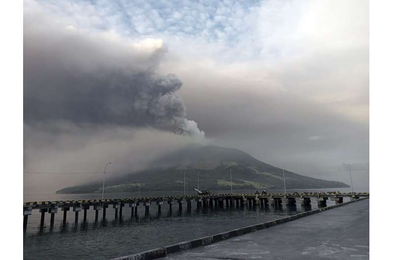 Mount Ruang Eruption: Airport Closure & Evacuations in Indonesia