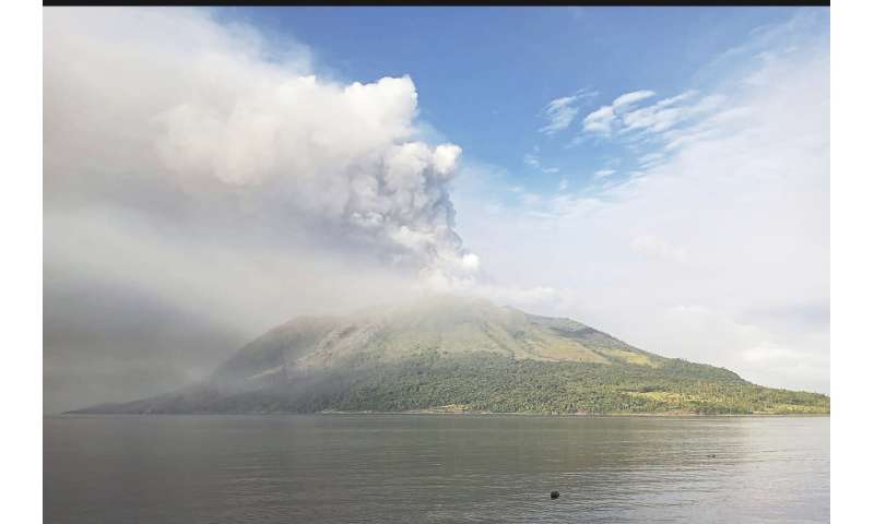 Mount Ruang Eruption: Airport Closure & Evacuations in Indonesia