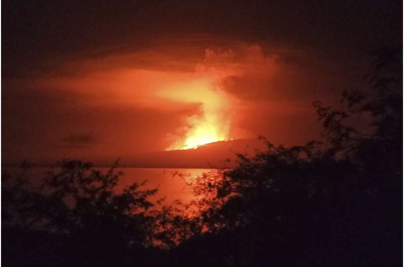 Galapagos Volcano Eruption: Lava Flows into the Sea - Latest Updates