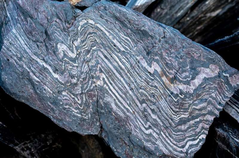 Ancient Earth s Magnetic Field: New Evidence Reveals 3.7 Billion-Year-Old Record