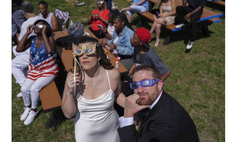 North America s Total Solar Eclipse: Reactions & Traffic Delays