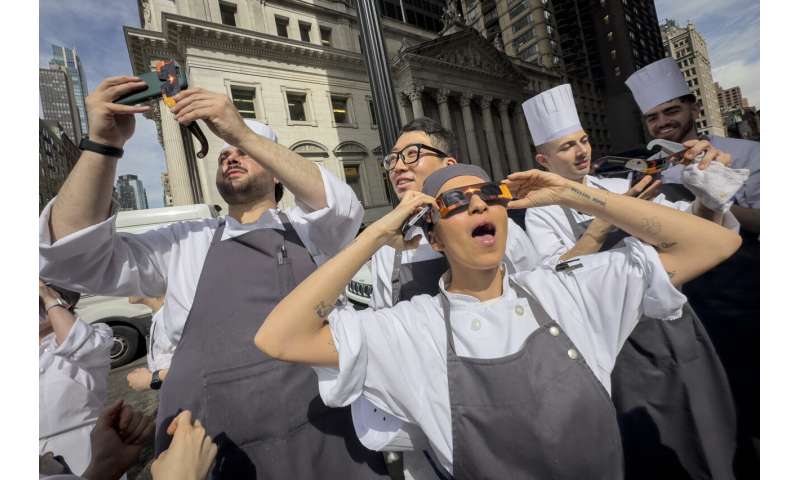 North America s Total Solar Eclipse: Reactions & Traffic Delays