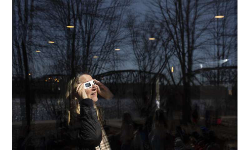 North America s Total Solar Eclipse: Reactions & Traffic Delays