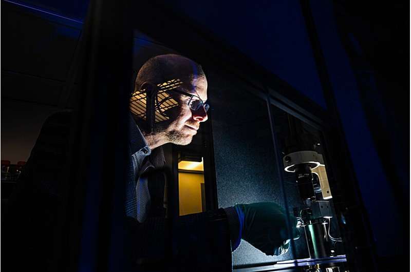 How Mechanical Pressure Triggers HIV Infection: New Research