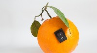 Por qué los cítricos generan electricidad:la ciencia detrás de las baterías de frutas 
