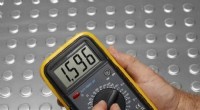 Användningsguide för analog multimeter:noggranna mätningar av motstånd, spänning och ström 
