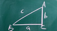 Hoe de onbekende hoek in een willekeurige driehoek te bepalen 