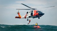 Nadadores de rescate de la Guardia Costera:los salvavidas humanos que saltan a lo desconocido 
