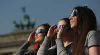 Por qué nunca debes mirar al Sol durante un eclipse solar (y cómo observarlo de forma segura) 
