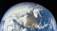 Varför jorden visas blå från rymden:spridning, vattentäckning och ljusabsorption 