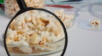 De verborgen risico s van popcorn met botersmaak:wat de wetenschap zegt 